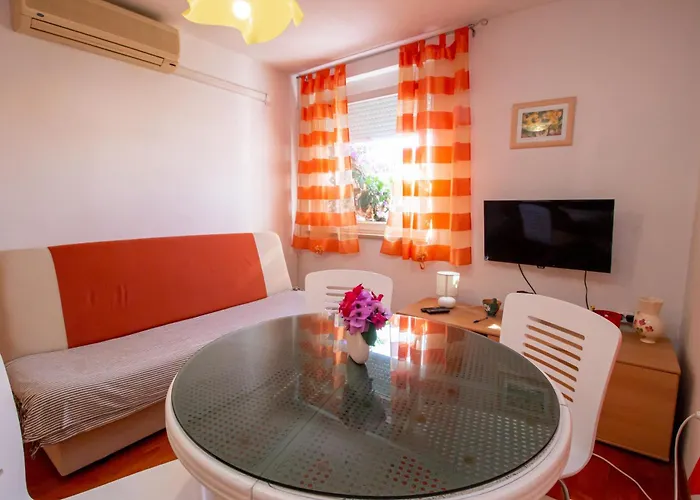 Un Διαμέρισμα Ρόβινι